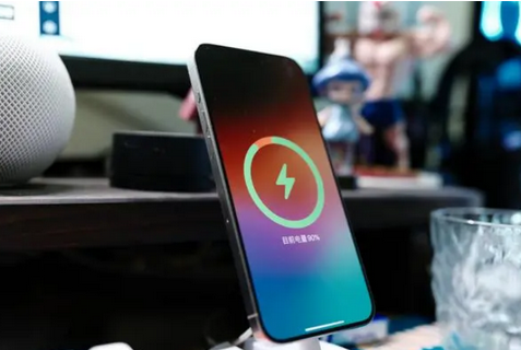 利通苹果15换屏服务分享用什么充电器给iPhone15充电更好 